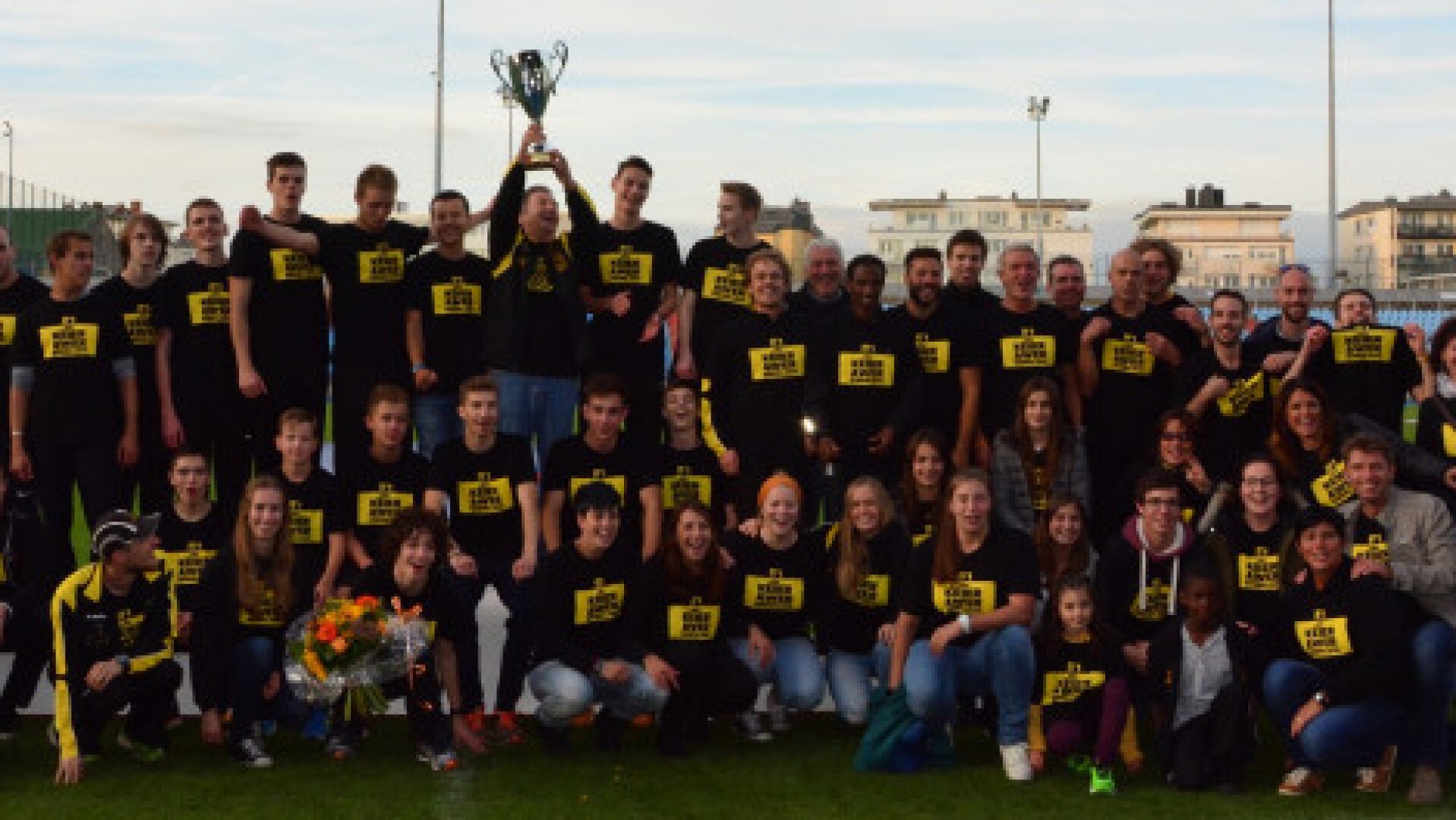 D'Membere vum C.A. Bieles feieren zesumme mam Coupe-du-Prince-Pokal 2015
